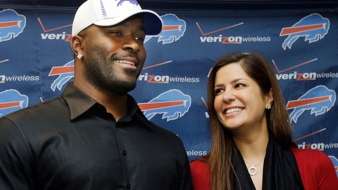  An initial attempt to settle a lawsuit between Buffalo Bills defensive end Mario Williams and his former fiancee over the possession of a $, diamond engagement ring has failed.
